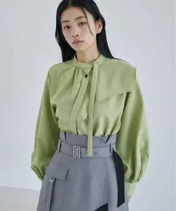 새상품급 united tokyo 크라운 요크 블라우스 그린