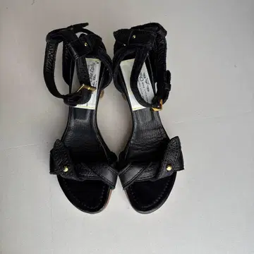 블랙 가죽 스트랩 샌들