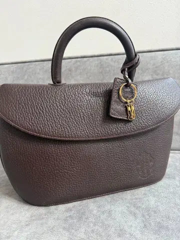 브라운 가죽 핸드백