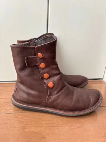 새상품급 CAMPER 브라운 숏부츠 사이즈 40