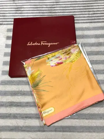 Salvatore Ferragamo 꽃무늬 실크 스카프