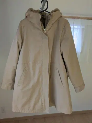 베이지 플리스 안쪽 후드 부착 롱 코트