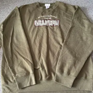 올리브 그린 크루넥 맨투맨