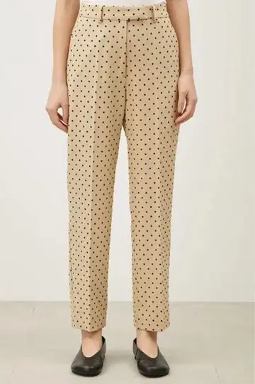 [ 미라 오웬 ] 도트 센터 프레스 테이퍼드 팬츠 ( BEG )