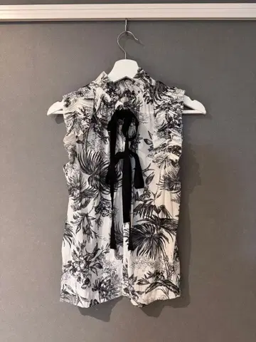 꽃무늬 슬리브리스 셔츠