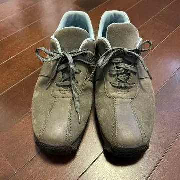 Clarks 그레이 스웨이드 스니커즈