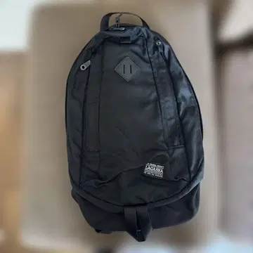 심플한 블랙 백팩