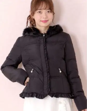 LODISPOTTO 치비 프릴 펄 후드 숏 다운 자켓 블랙