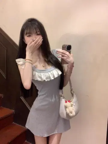 프릴 달린 그레이 T셔츠