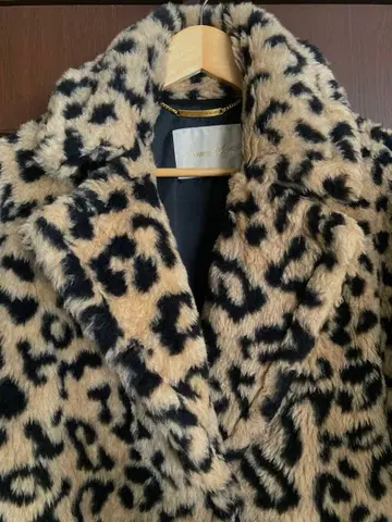 Grace Class 레오파드 히우 무늬 보아 코트