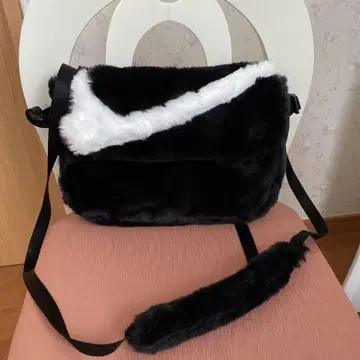 NIKE 퍼 숄더백 블랙과 화이트