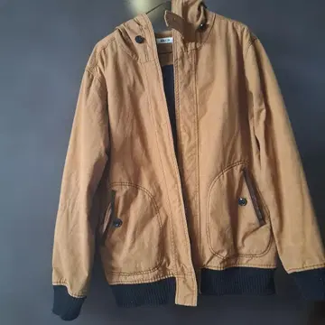 브라운 후드 부착 점퍼