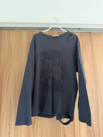 INSILENSE 다크 네이비 꽃무늬 롱 T