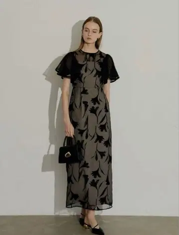 LE'RURE 서큘러 슬리브 플라워 드레스