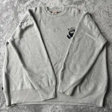 그레이 자수 로고 크루넥 스웨터