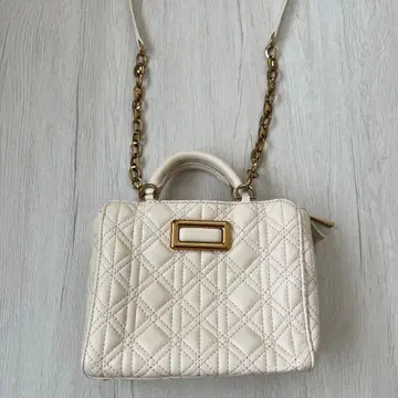 화이트 퀼팅 숄더백