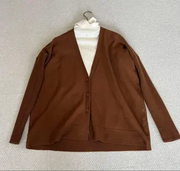 BACCA 브라운 V넥 니트 가디건