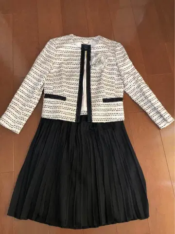 23구 트위드 자켓과 스커트와 코사지