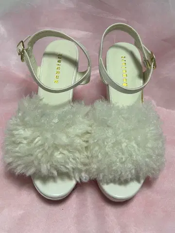 화이트 퍼 스트랩 샌들