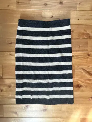 블랙과 화이트 스트라이프 타이트 스커트