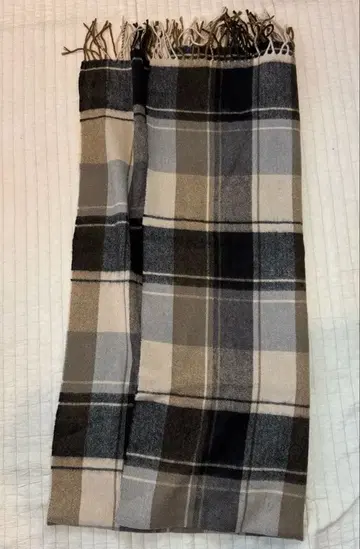 체크 무늬 프린지 머플러