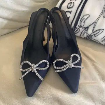 비쥬 부착 리본 블랙 하이힐