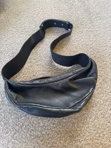 cos 가죽 플리츠 벨트 백