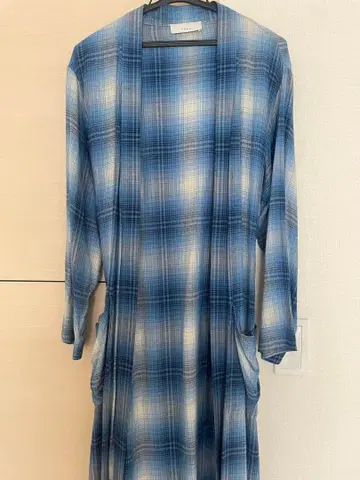 PHENY 파랑 화이트 체크 무늬 롱 가운