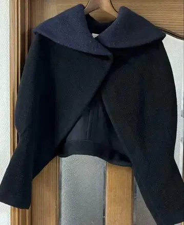 앙테르리네에르 / 블랙과 네이비의 볼레로 기장 케이프 코트