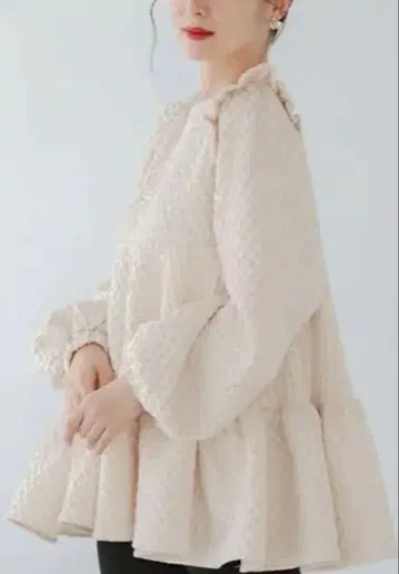 다이아 자카드 티어드 프릴 블라우스 핏모어