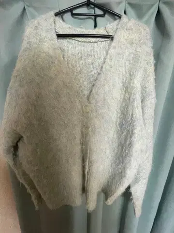 파스텔 그린 가디건 니트