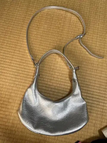 실버 숄더백 지퍼 포켓 부착