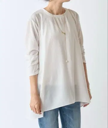 BEARDSLEY 뒷 드레이프 블라우스