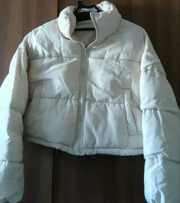 크림색 숏 기장 다운 자켓