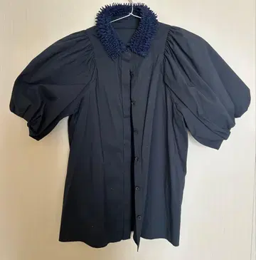 akiki 네이비 프릴 옷깃 퍼프 슬리브 셔츠