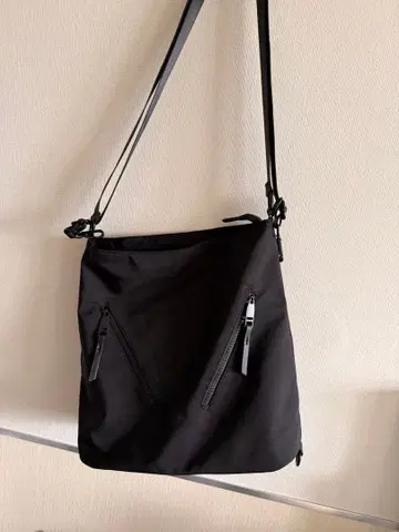 블랙 숄더백 지퍼 포켓 부착