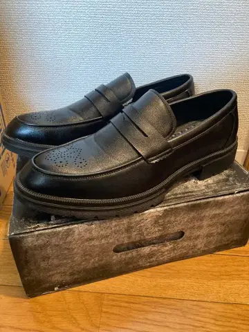 신발 블랙 로퍼 펀칭 디자인