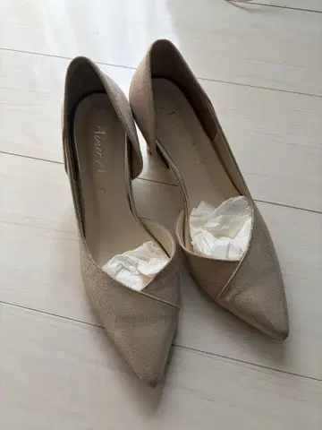 골드 베이지 스틸레토 펌프스 중간 힐