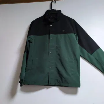 LOGOS 그린과 블랙의 후드 부착 자켓