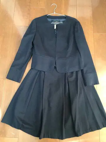 23구 네이비 자켓과 스커트