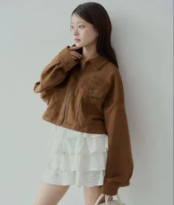 CHICO 가슴 로고 숏 기장 스웨이드 지퍼 블루종 브라운