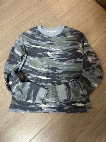 FTW 카모 패턴 맨투맨 S 사이즈