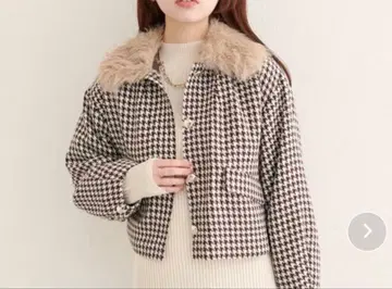 퍼가 달린 체크 무늬 숏 자켓