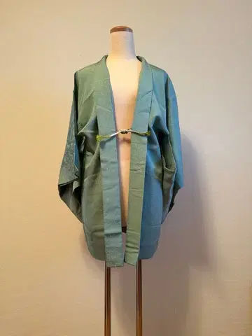 연한 그린 컬러 자수 겉옷