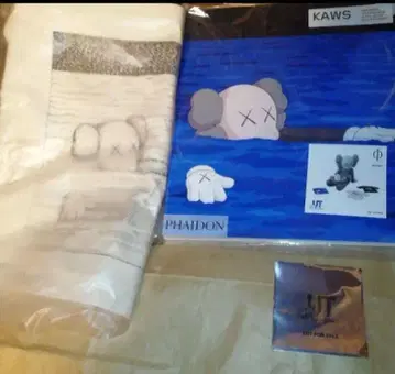 유니클로 KAWS 카우스 티셔츠 아트북 토트백