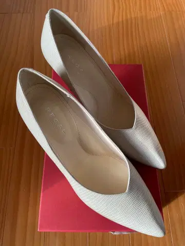 새상품급 REGAL 베이지 에나멜 펌프스