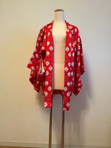 빨간색 시보리 장식 겉옷