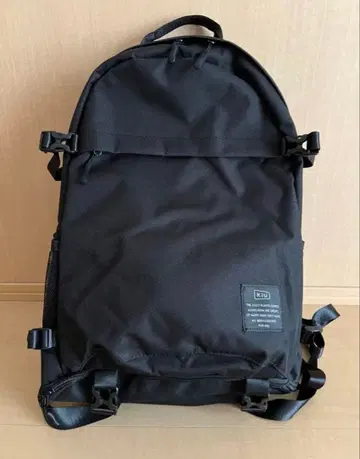 KIU 백팩 블랙 나일론 중형 메쉬 포켓 부착