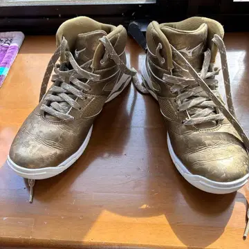 Mizuno 올리브 그린 하이컷 스니커즈