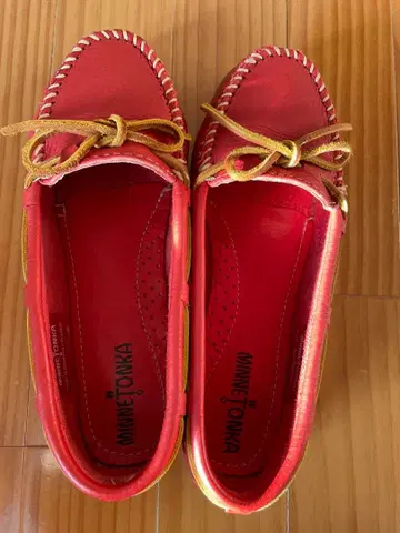 새상품급 MINNETONKA 빨간색 가죽 모카신